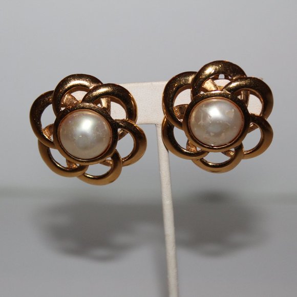 AUTHENTIC VINTAGE CHANEL GOLD TONE AND PEARL CLIP EARRINGS - Picture 1 of 7